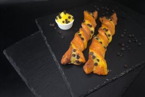 Cinnamon Twists με πορτοκάλι & σταφίδα
